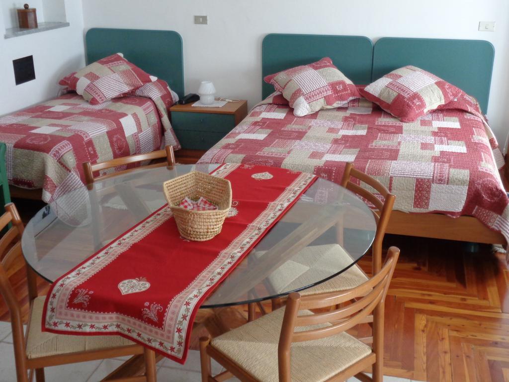Hotel Mont Gelé Ollomont Habitación foto